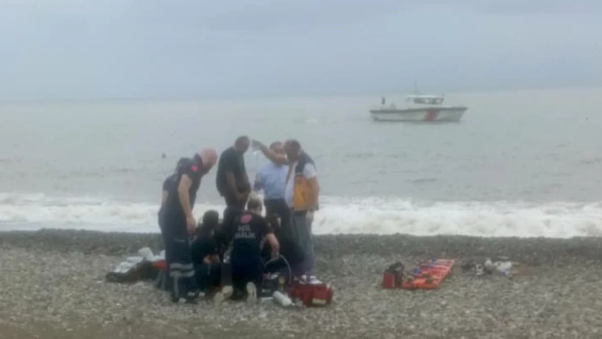 Denize giren kardeşini kurtarmak isteyen ağabey boğuldu, küçük kardeş aranıyor