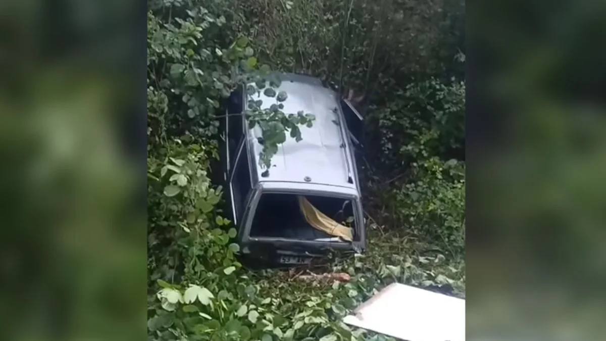 Dernekpazarı’nda otomobil yoldan aşağı yuvarlandı: 1 yaralı