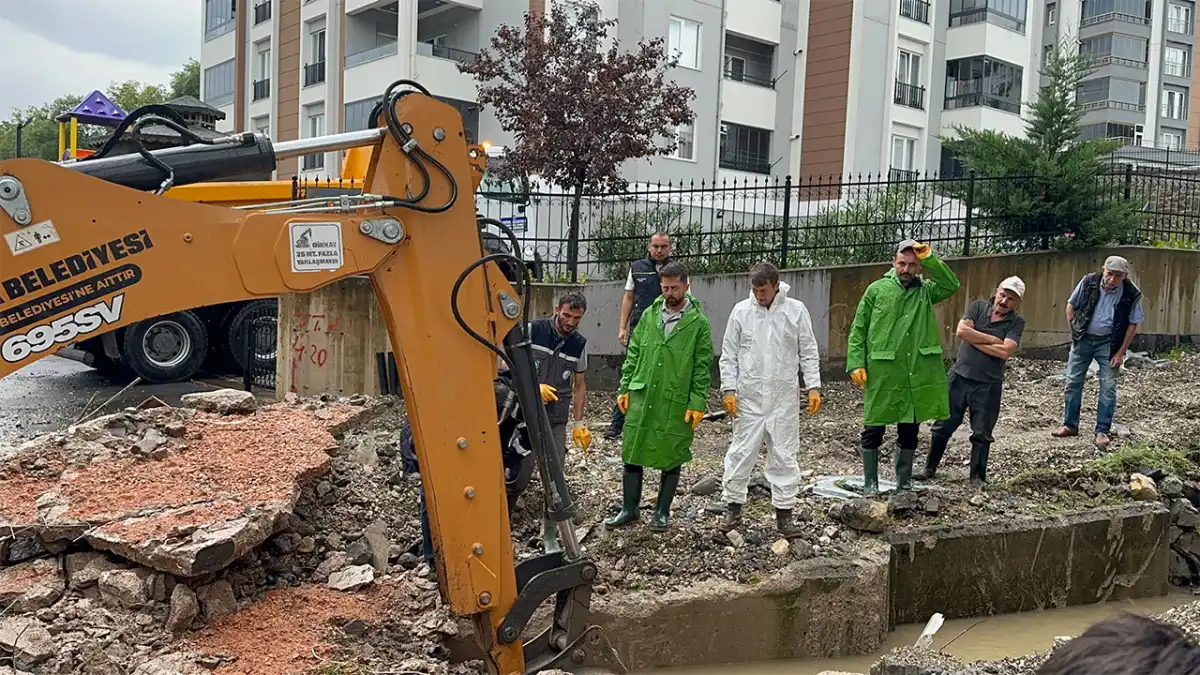 Fatsa’da sağanak yağış ev ve iş yerlerini su bastı