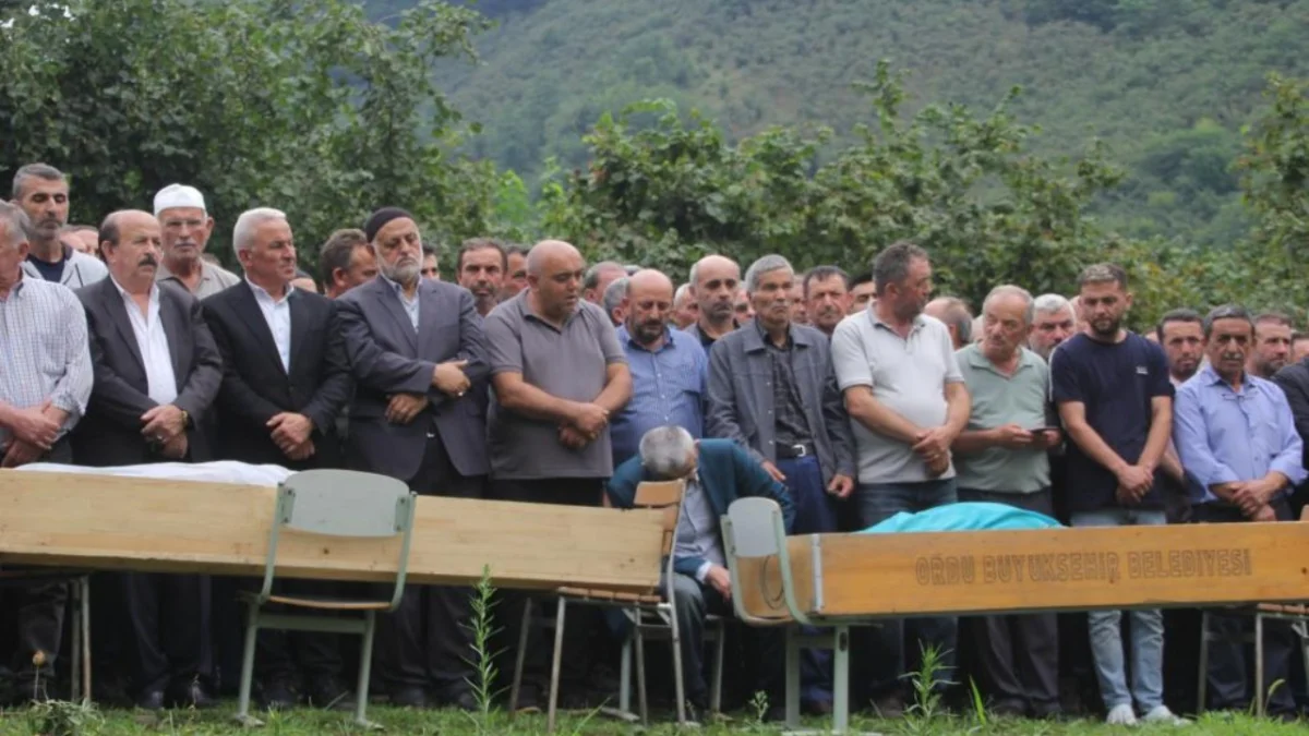 Fındık bahçesinde uçuruma yuvarlanan iki kız kardeş toprağa verildi