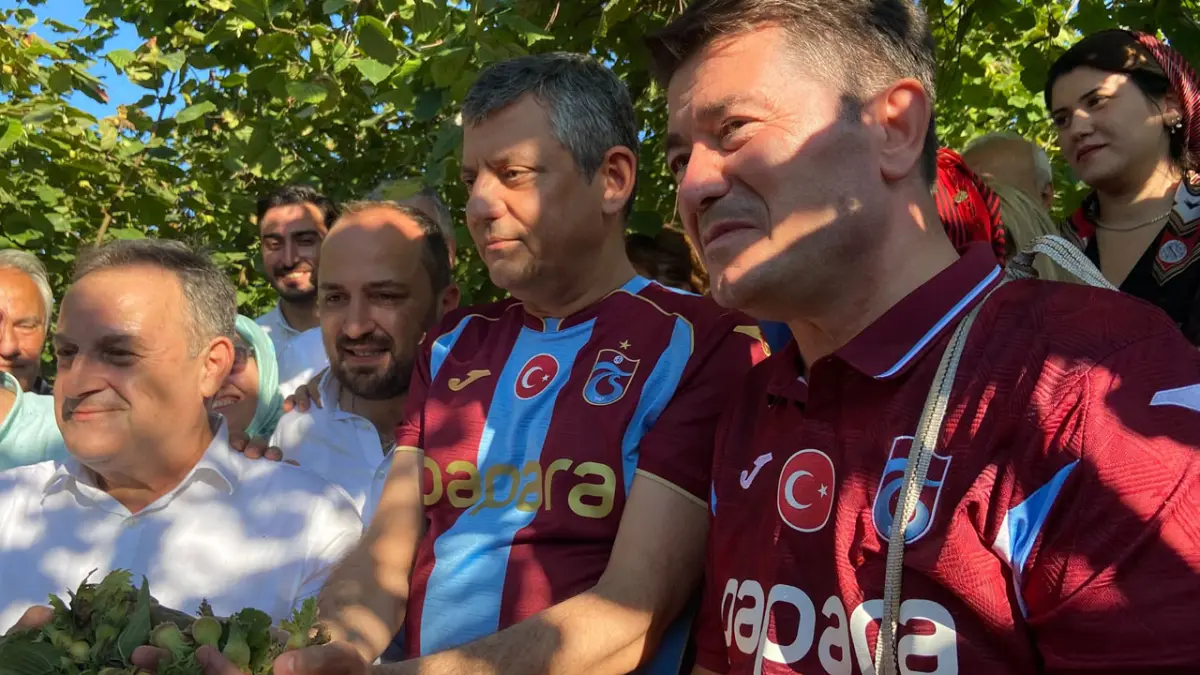 Genel Başkan Özgür özel Trabzonda fındık topladı! "Fındık üreticisinin emeği dalında bırakılıyor"