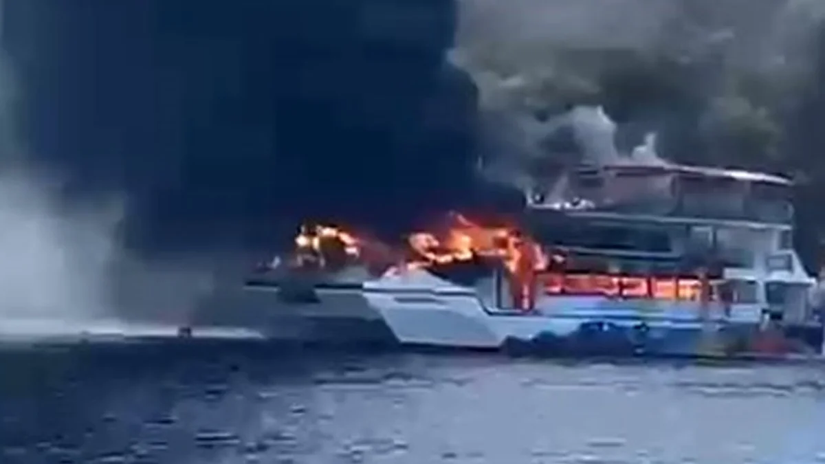 Gezi teknesinde korku dolu anlar! 115 kişi denize atladı