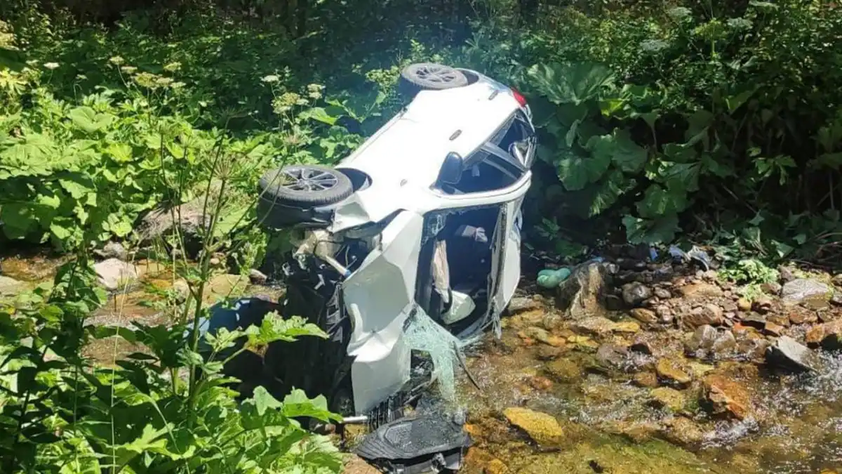 Giresun'da otomobil dereye devrildi! 6 kişi yaralandı