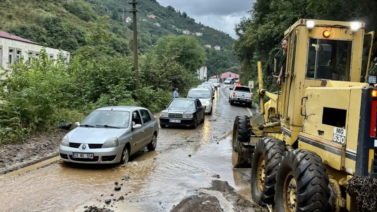 Giresun’da sağanak etkili oldu! Yollar için ekipler seferber