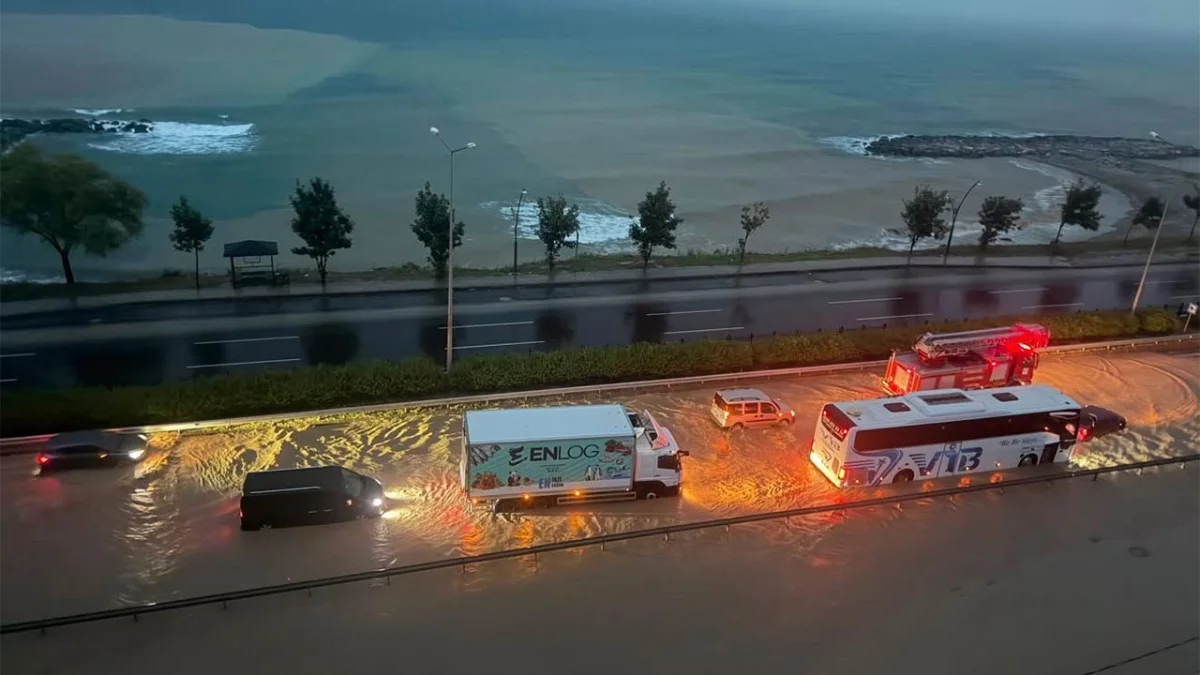 Giresun’da sağanak Karadeniz Sahil Yolu’nda ulaşımı aksattı