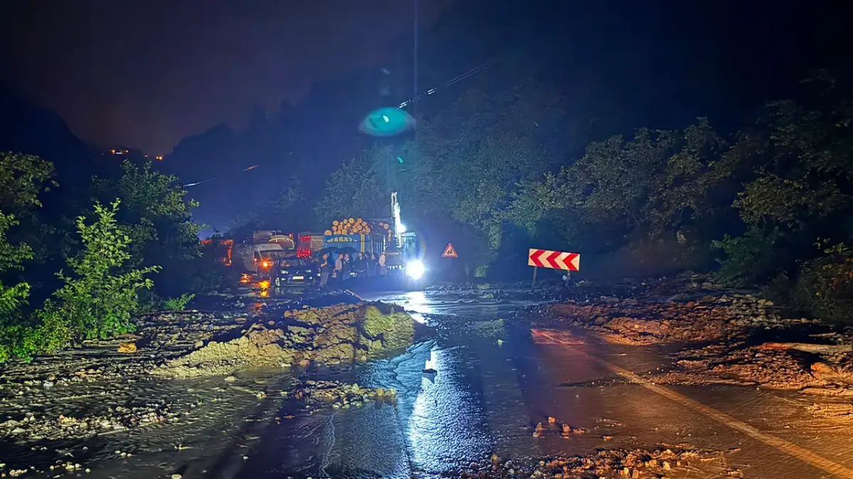 Giresun’da sağanak yolu kapattı: Tirebolu-Doğankent’te ulaşım durdu