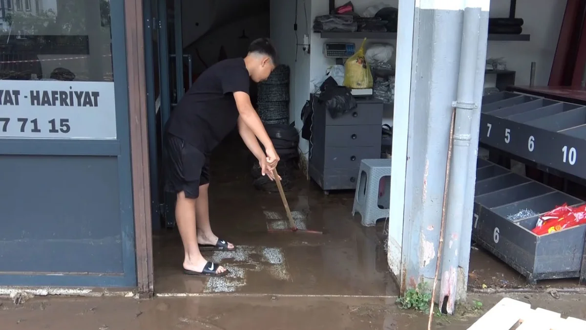 Giresun’da sel suları çekildi, geriye çamur ve moloz kaldı