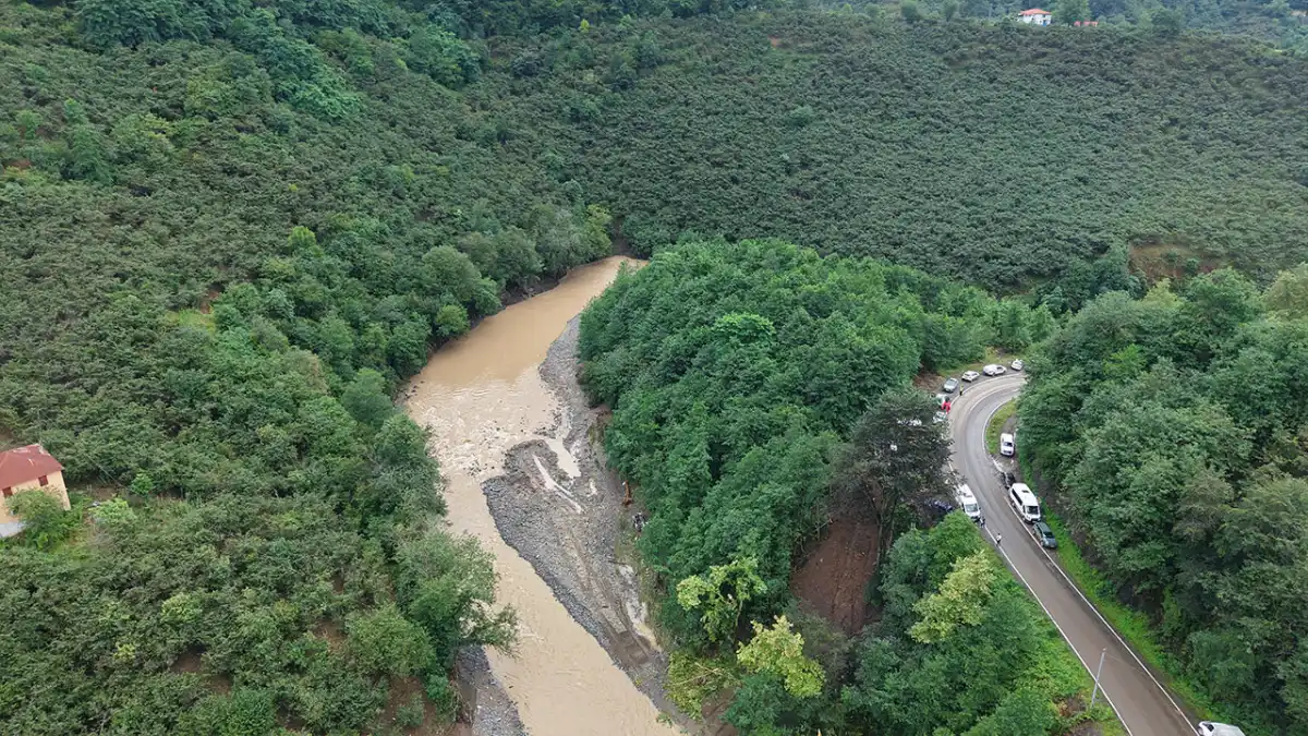 Giresun’da selde kaybolan oğlu ve torununu bekliyor