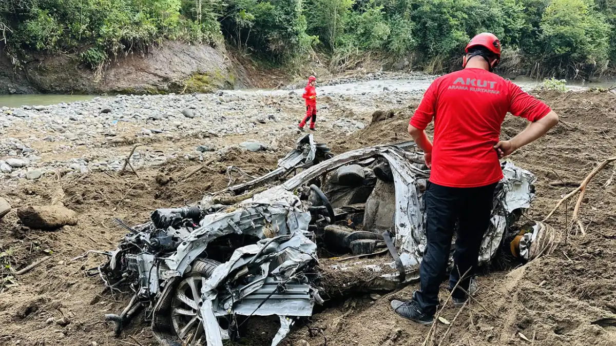 Giresun’da selde kaybolan öğretmen son yolculuğuna uğurlandı