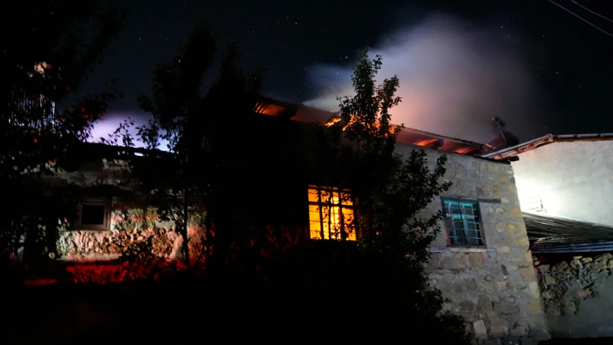 Gümüşhane’de gece çıkan yangın 3 evi etkiledi, 1 ev kullanılamaz oldu
