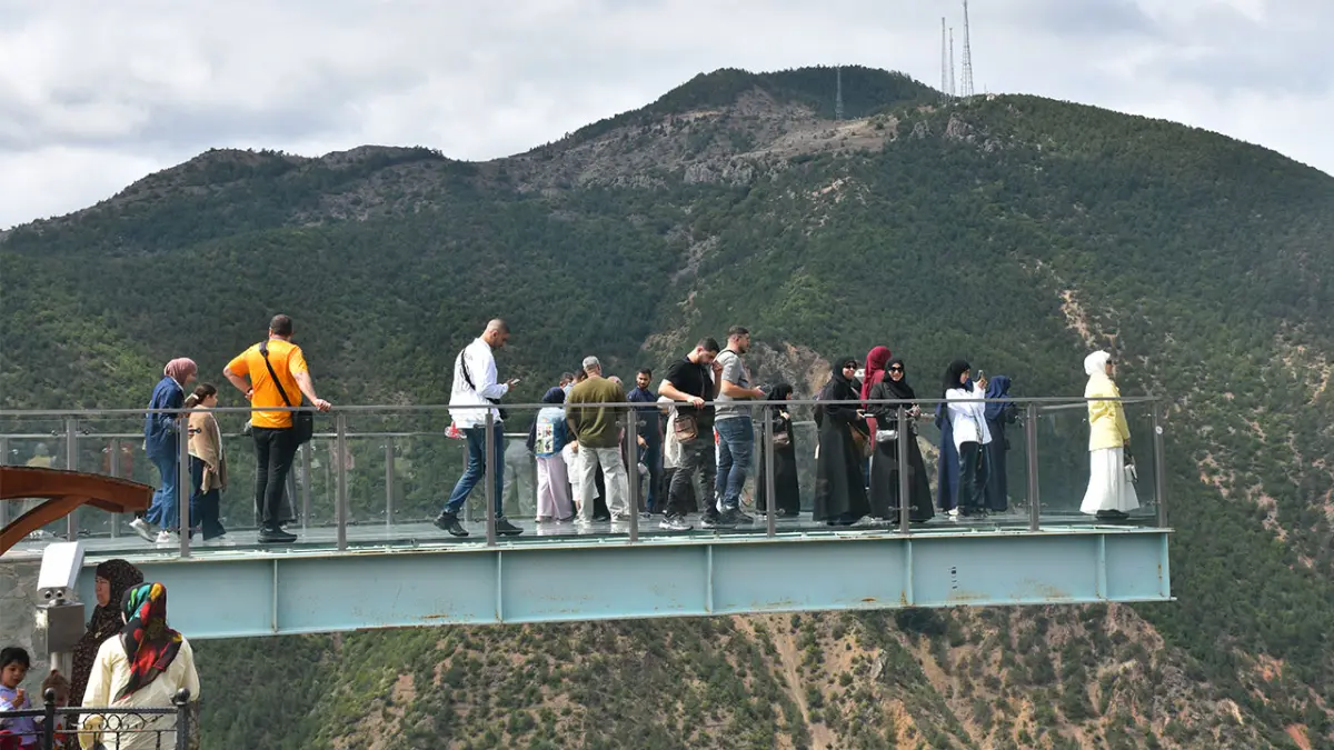 Gümüşhane’deki cam seyir terası 67 bin 786 ziyaretçiye ulaştı
