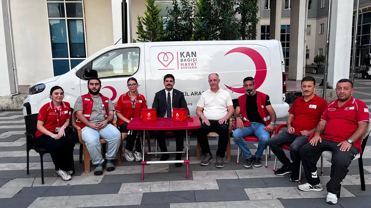 Hopa Kaymakamı Karakaya’dan kan bağışı aracına ziyaret