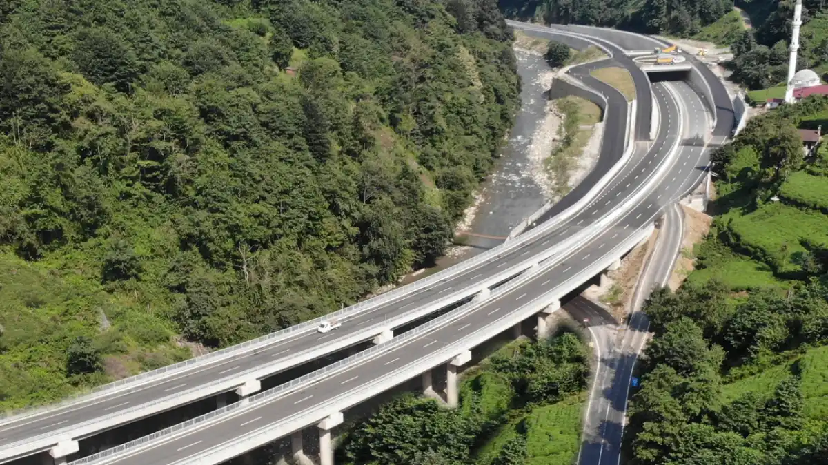 İyidere-Rize-Pazar yolunu kullanacaklar dikkat! Trafik kontrollü sağlanıyor