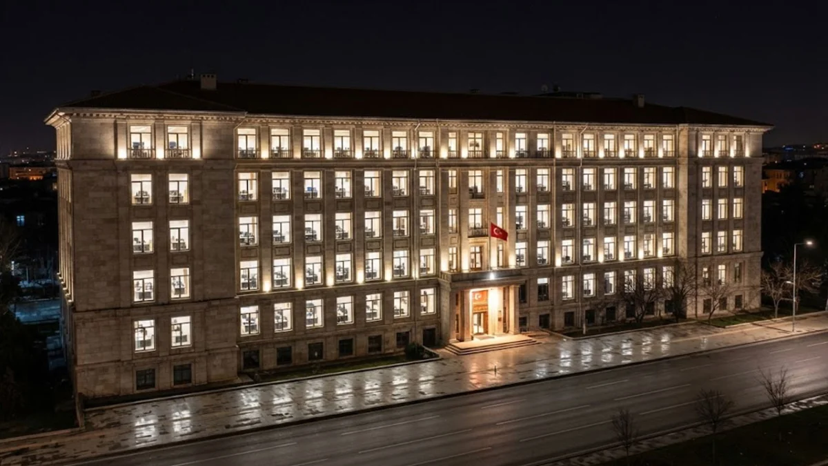 Kamu binalarında gece boyu açık kalan ışıklar tepki çekiyor