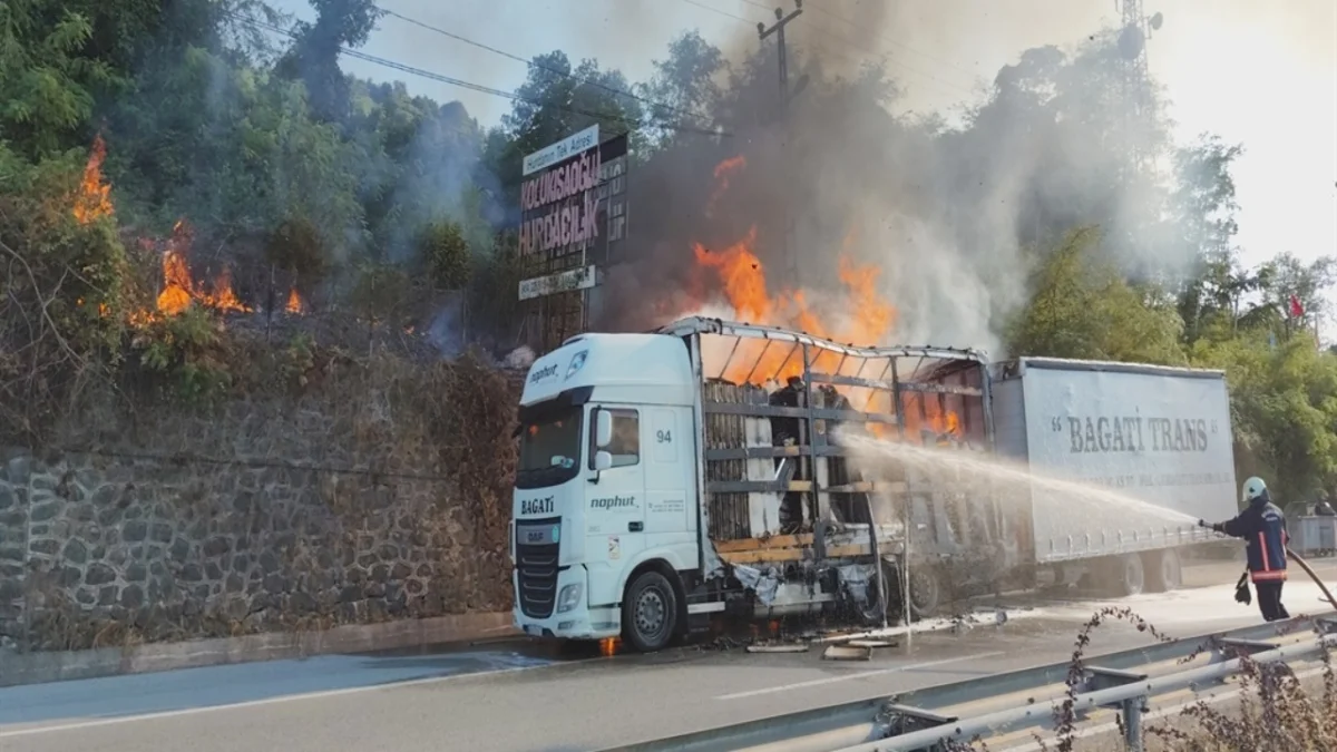 Karadeniz Sahil Yolu'nda korku dolu anlar! TIR alev aldı