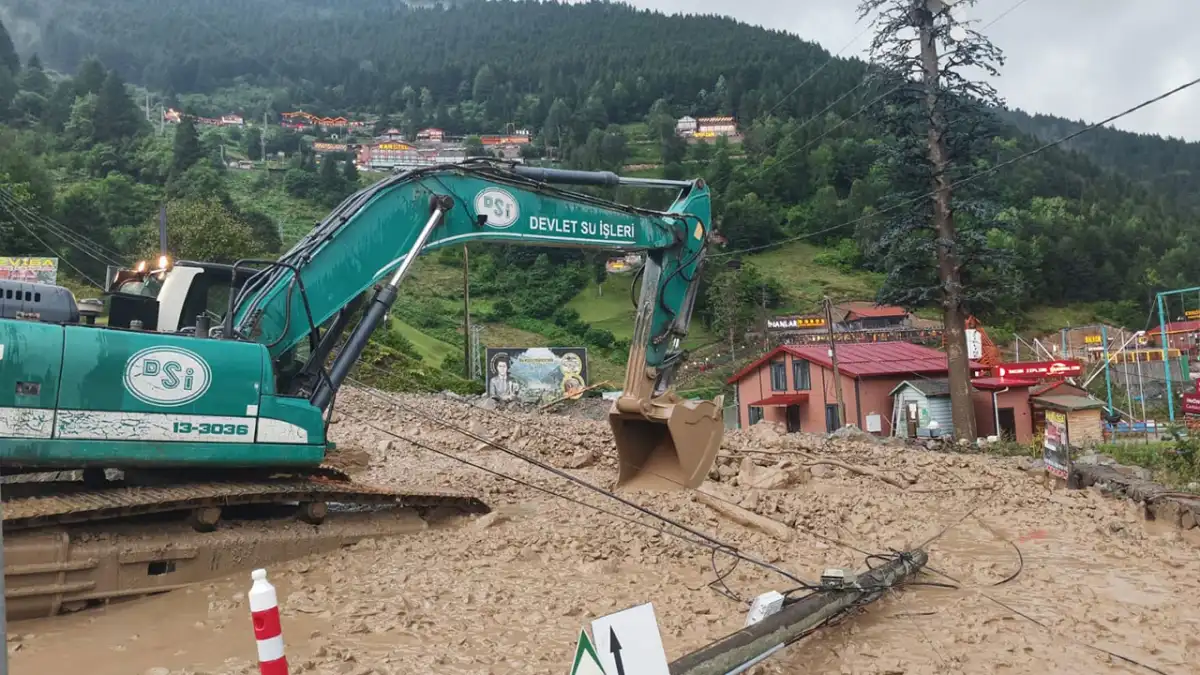 Karadeniz’de sağanak alarmı: Trabzon, Ordu ve Giresun ve Artvin'de yollar etkilendi