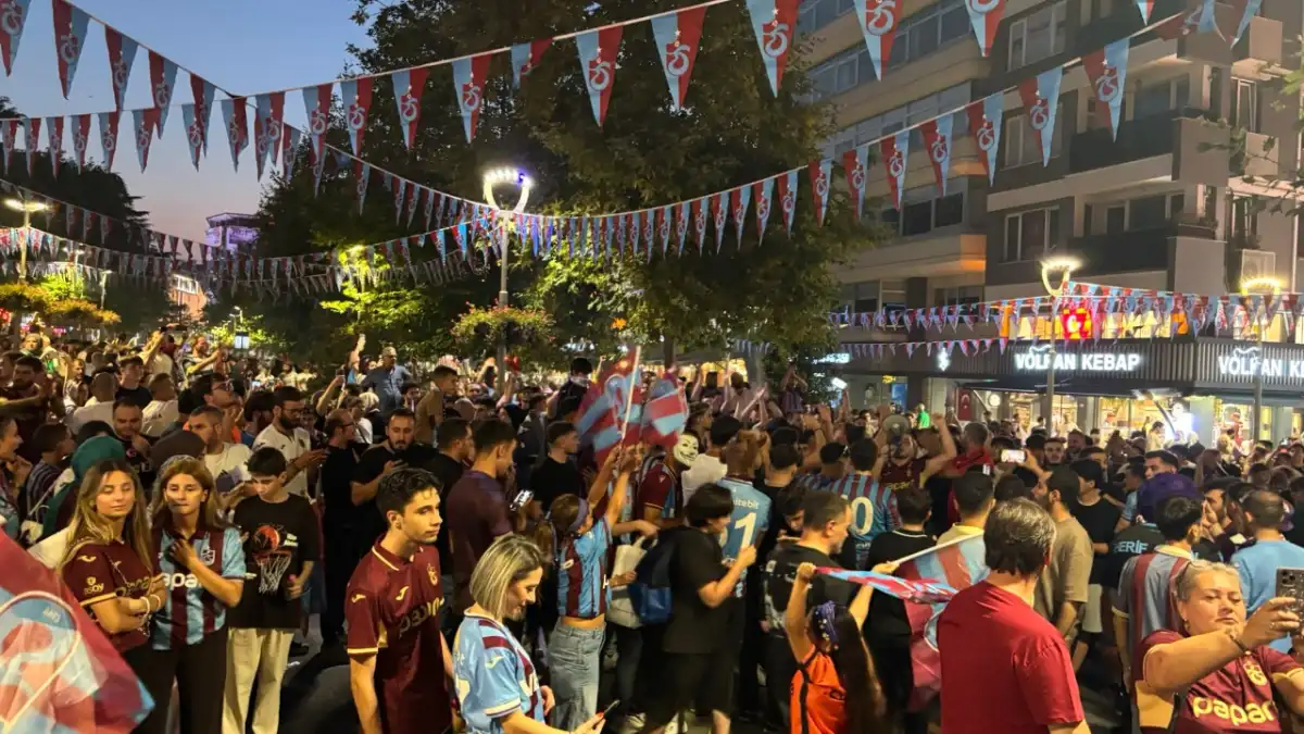 Kentte bordo-mavi şölen! Trabzon'da nefes kesen kutlama