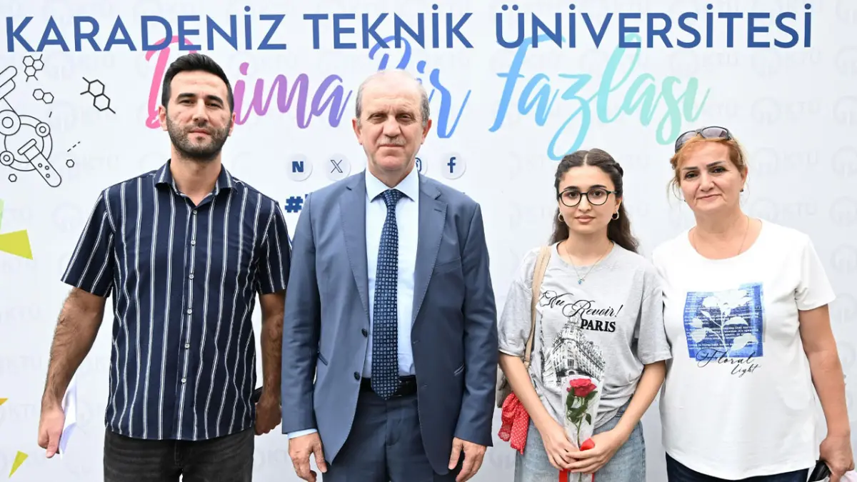 KTÜ’de yeni öğrenciler çiçeklerle karşılandı, kayıt heyecanı başladı