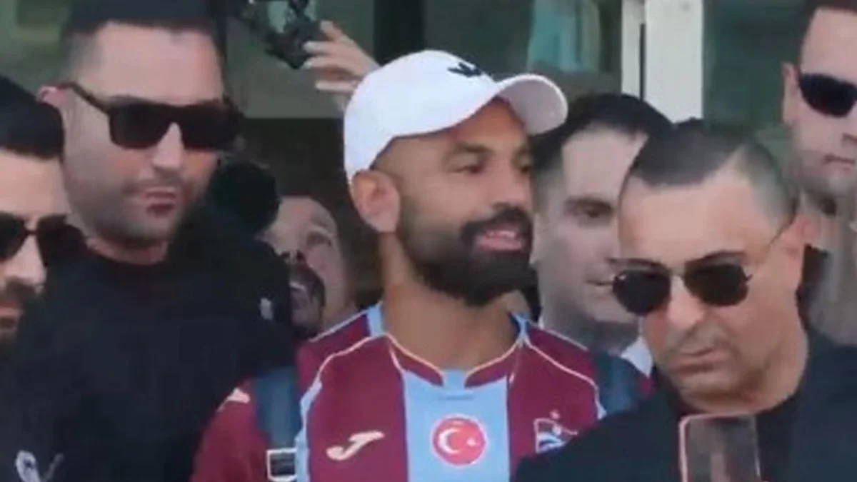 Mohamed Salah İstanbul’a geldi! Trabzonspor taraftarları havalimanına akın etti