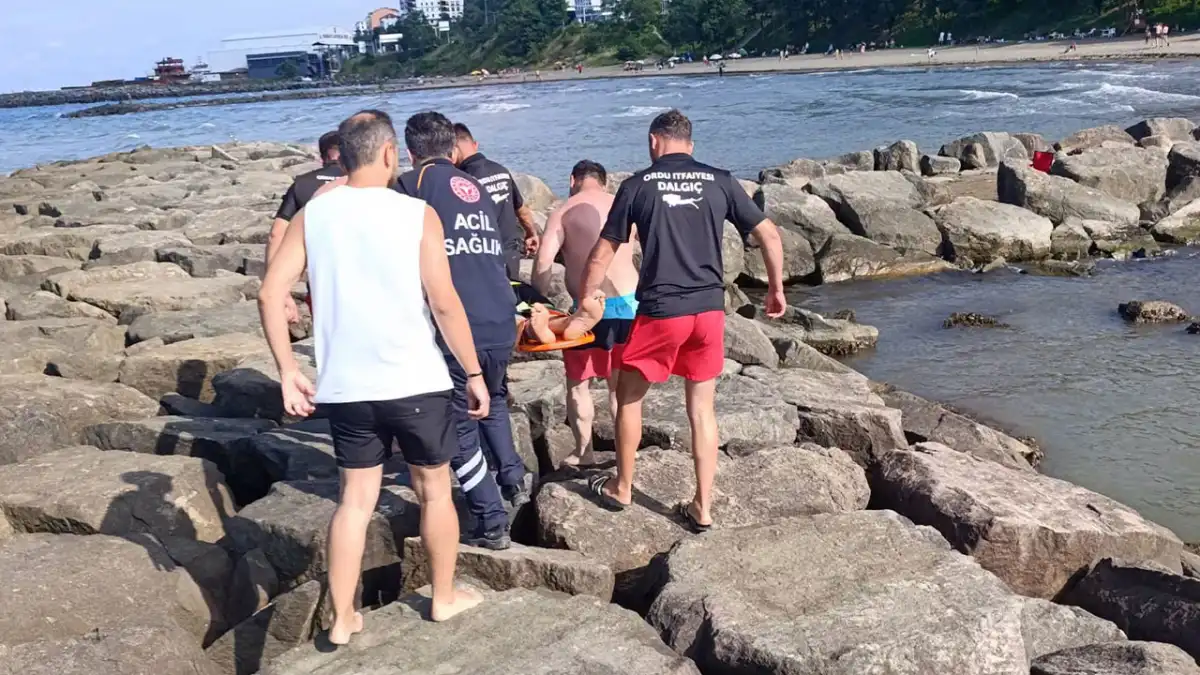Ordu’da denizde boğulma tehlikesi geçiren 4 kişi hastaneye kaldırıldı