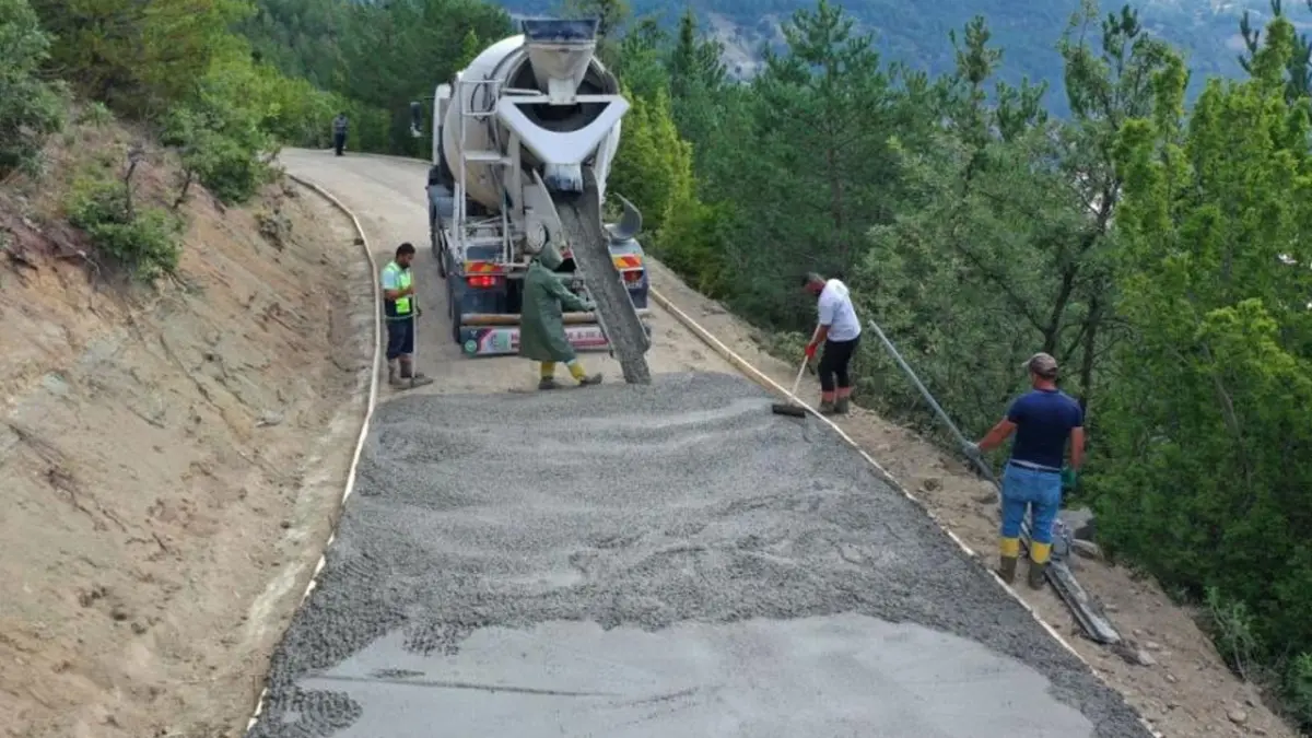 Ordu’da kırsal mahalle yolunda beton çalışması sürüyor