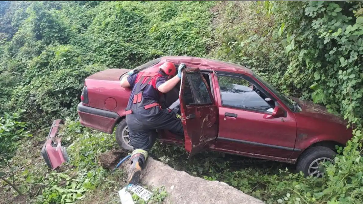 Ordu’da otomobil bahçe duvarına çarptı! 2 kişi yaralandı