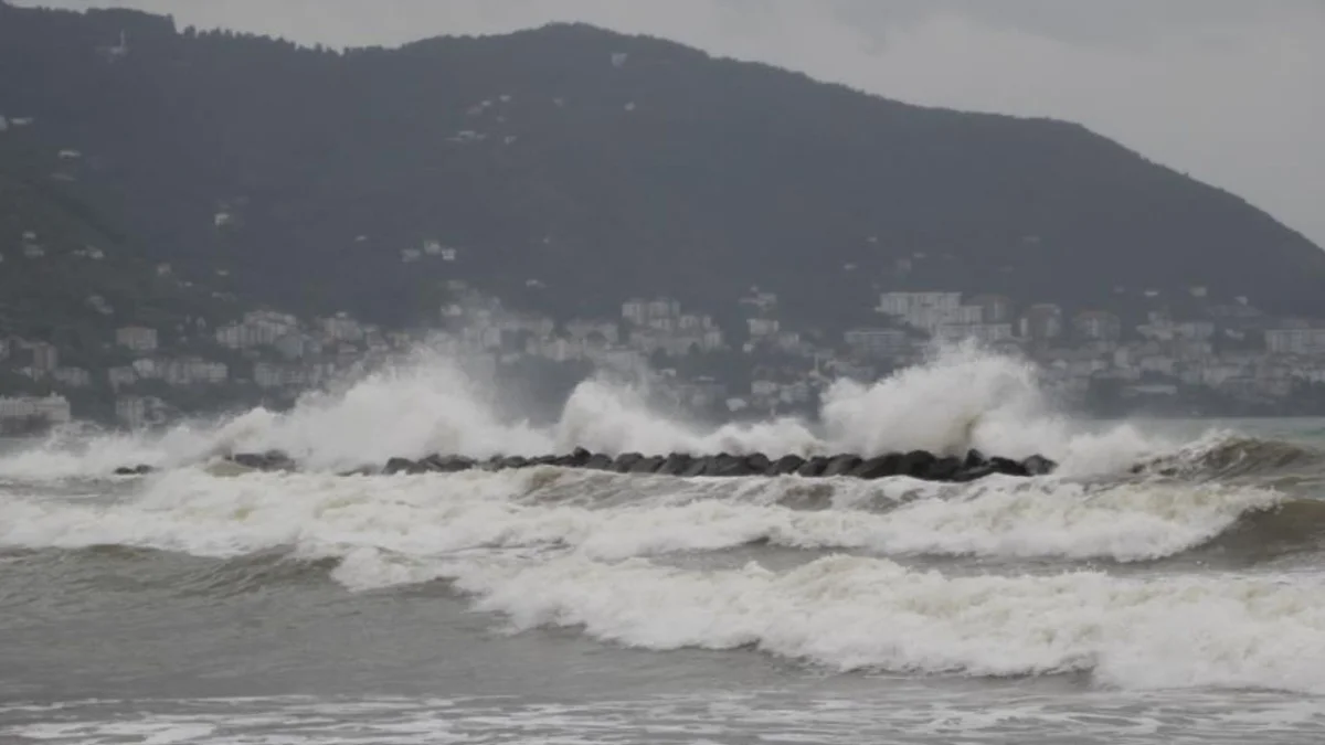 Ordu’da rüzgar denizi kabarttı: Dalgalar 3 metreye ulaştı