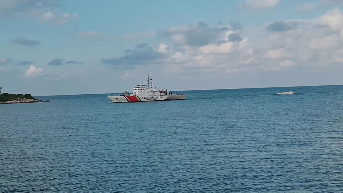 Ordu’da sahile vuran iki konteyner ekipleri harekete geçirdi
