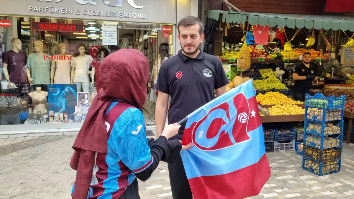 Ortahisar'da caddeler bordo-maviye büründü! Trabzonspor için bayrak dağıtıldı