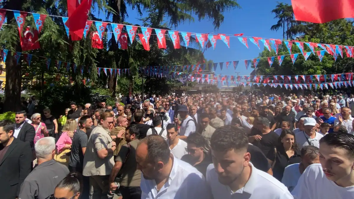 Özgür Özel Trabzon’da! Cuma namazı sonrası izdiham yaşandı