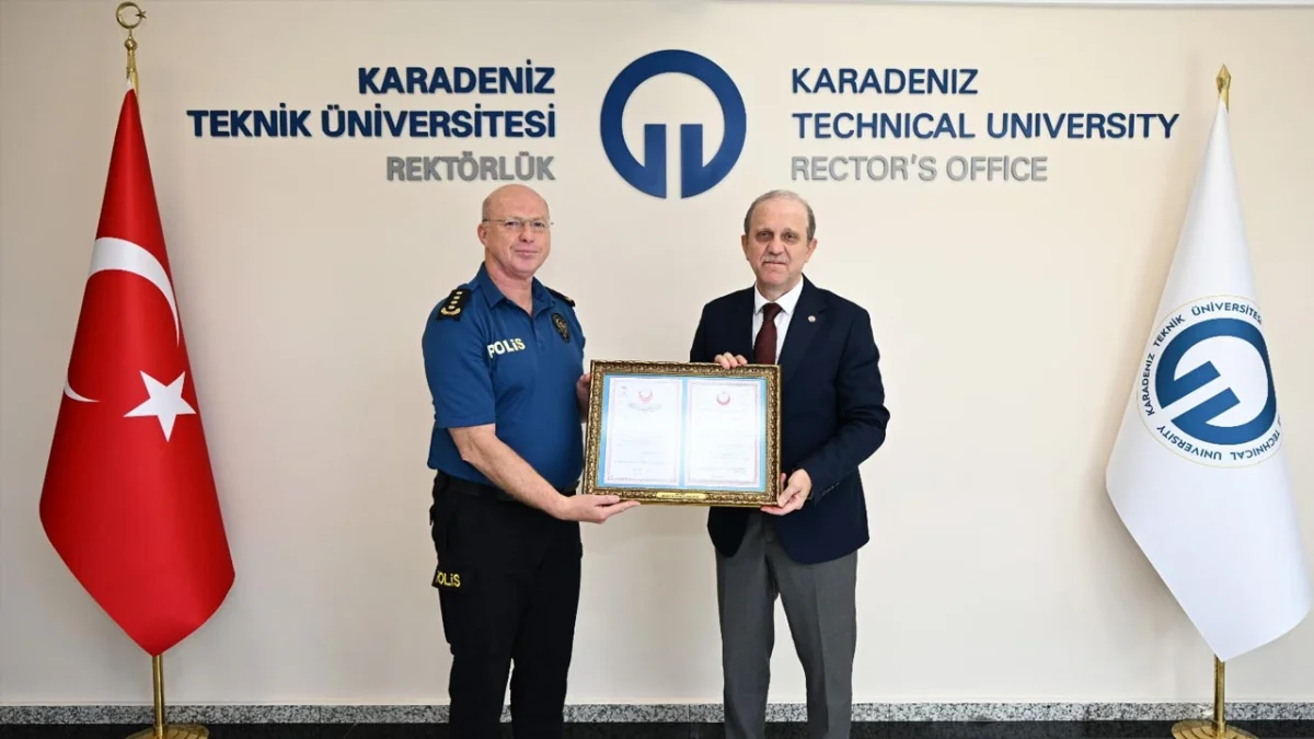 POMEM Müdürü Akıntürk’ten KTÜ Rektörü Çuvalcı’ya anlamlı hediye