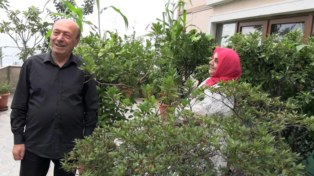 Rize’de 150 metrekarelik balkonlarını botanik bahçesine çevirdiler! 102 saksıda meyve yetiştiriyorlar