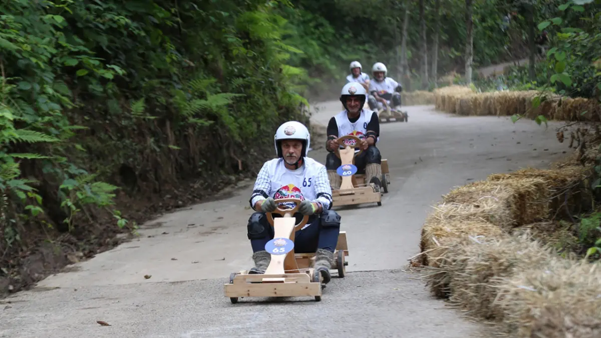 Rize'de Formulaz heyecanı! 80 yarışmacı tahta arabalarla kıyasıya yarıştı