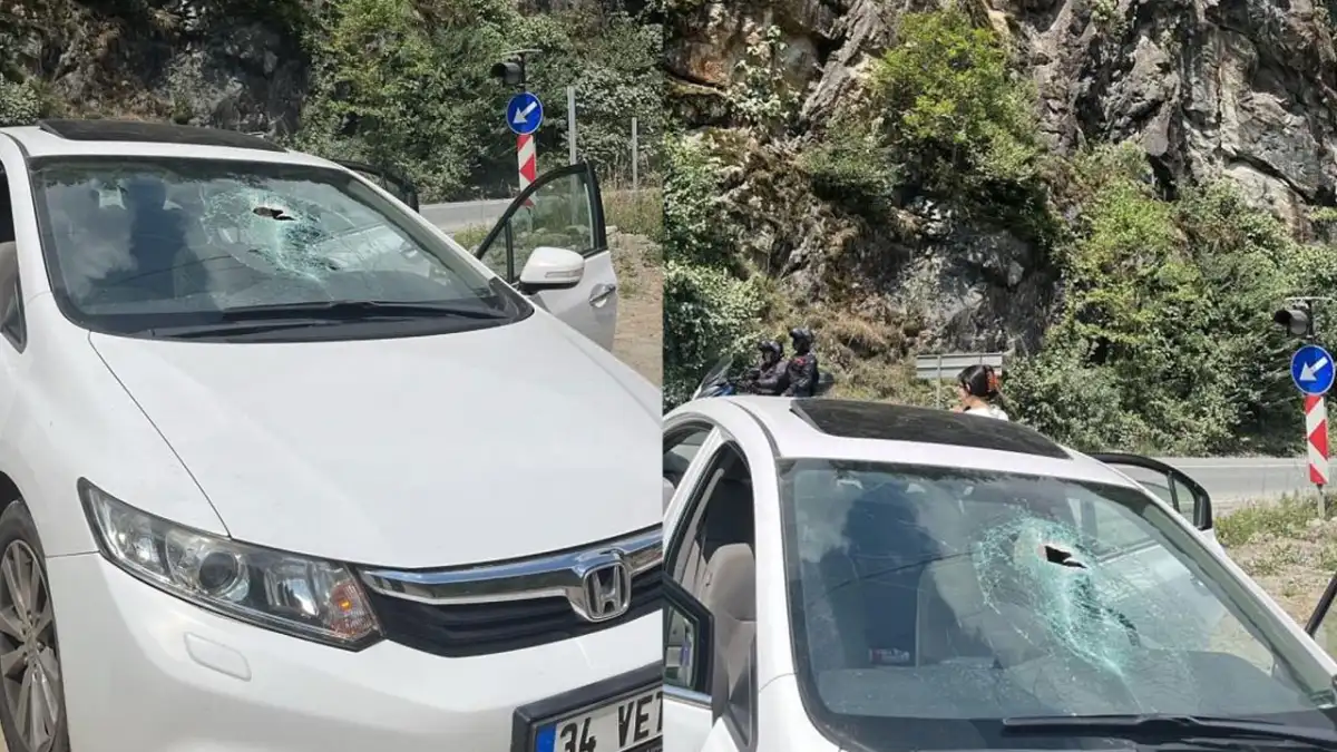 Rize'de korku dolu anlar! Seyir halindeki otomobilin üzerine kaya düştü
