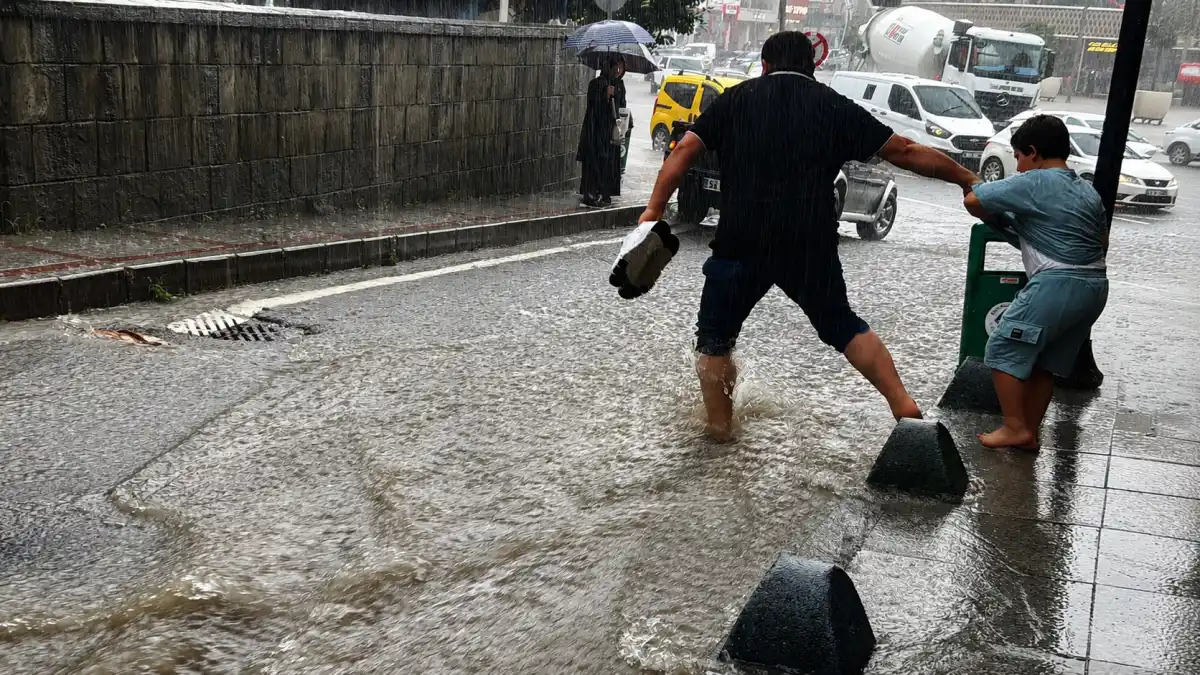 Rize’de sağanak yağış hayatı olumsuz etkiledi