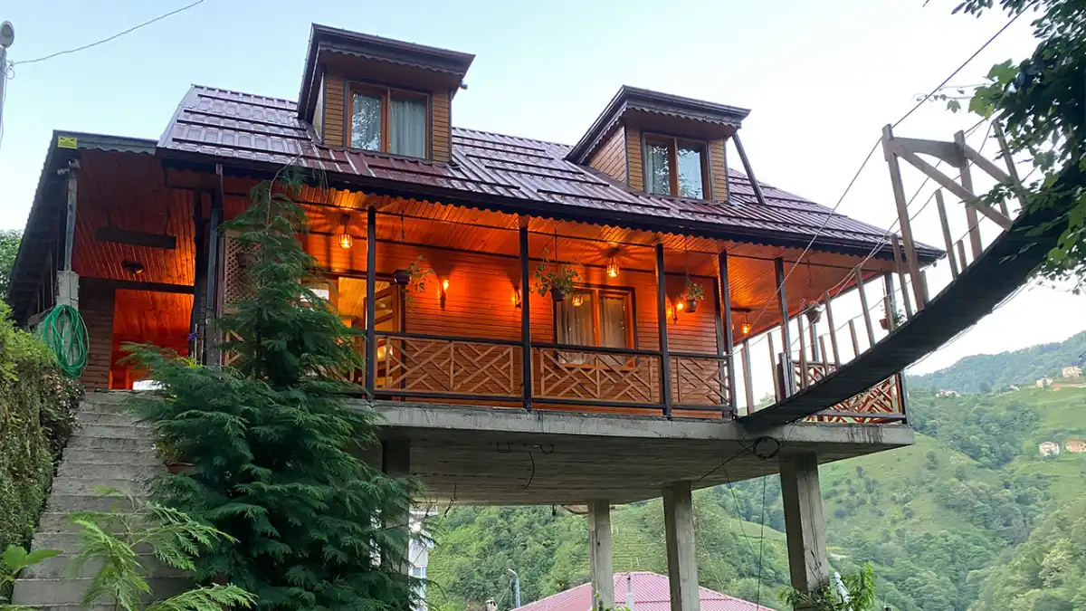Rize’de yolun üzerine inşa edilen villa görenleri şaşırtıyor