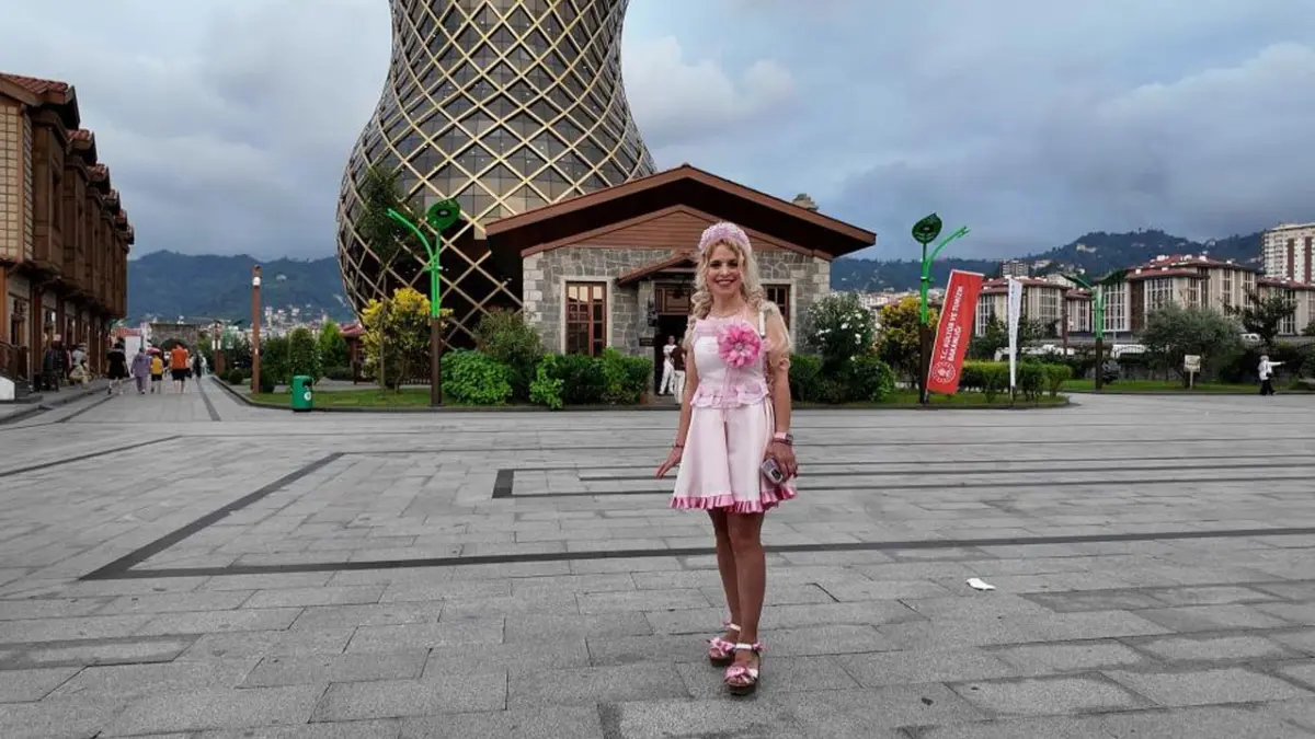 Rize'nin ‘Barbie Ablası’ çocukların sevgisiyle kentin neşesi oldu