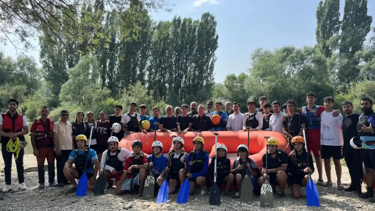 Rizespor'un milli antrenörü Kars'taki rafting kampında görev aldı