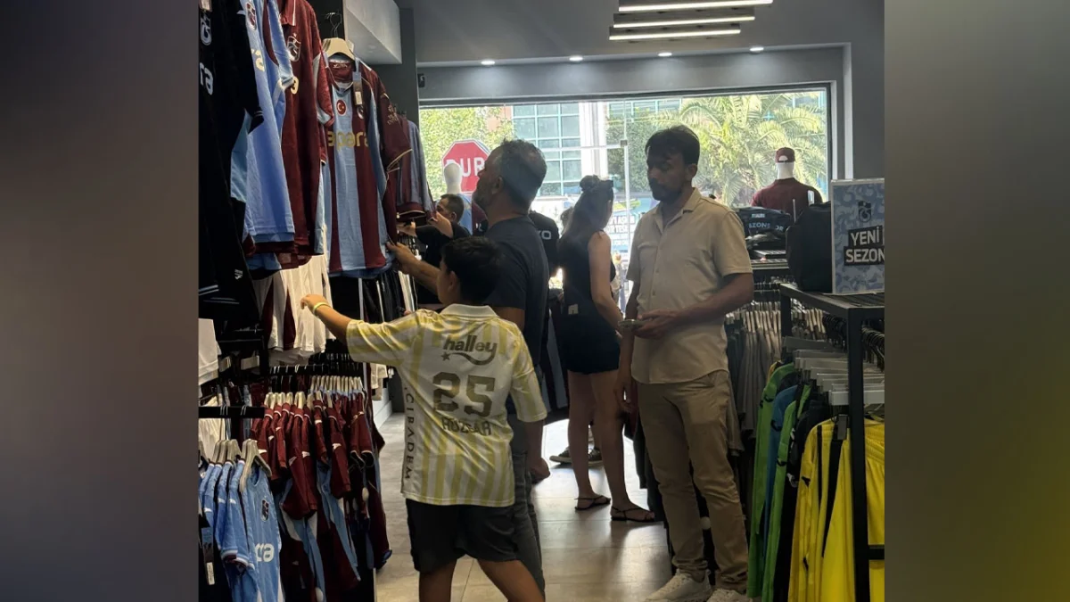 Salah etkisi İstanbul’da! Fenerbahçeli baba oğul Trabzonspor forması aldı