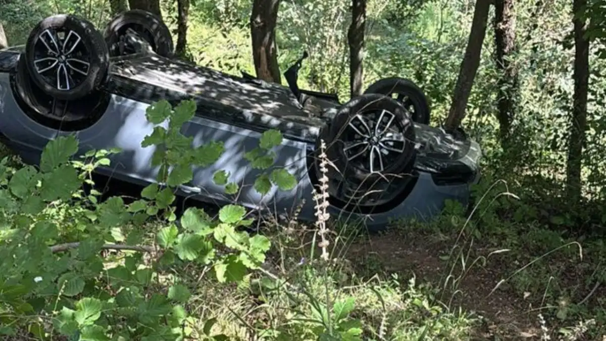 Şalpazarı’nda otomobil ormanlık alana yuvarlandı: 3 yaralı