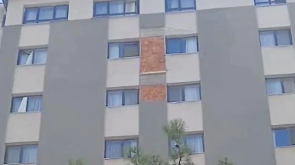 Samsun’da öğretmenevinin duvarı tehlike saçtı!