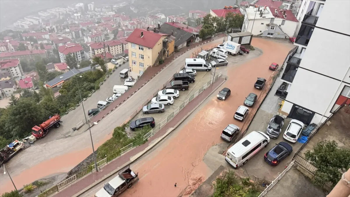 Şiddetli sağanak hayatı felç etti: Heyelan ve su baskınları yaşandı