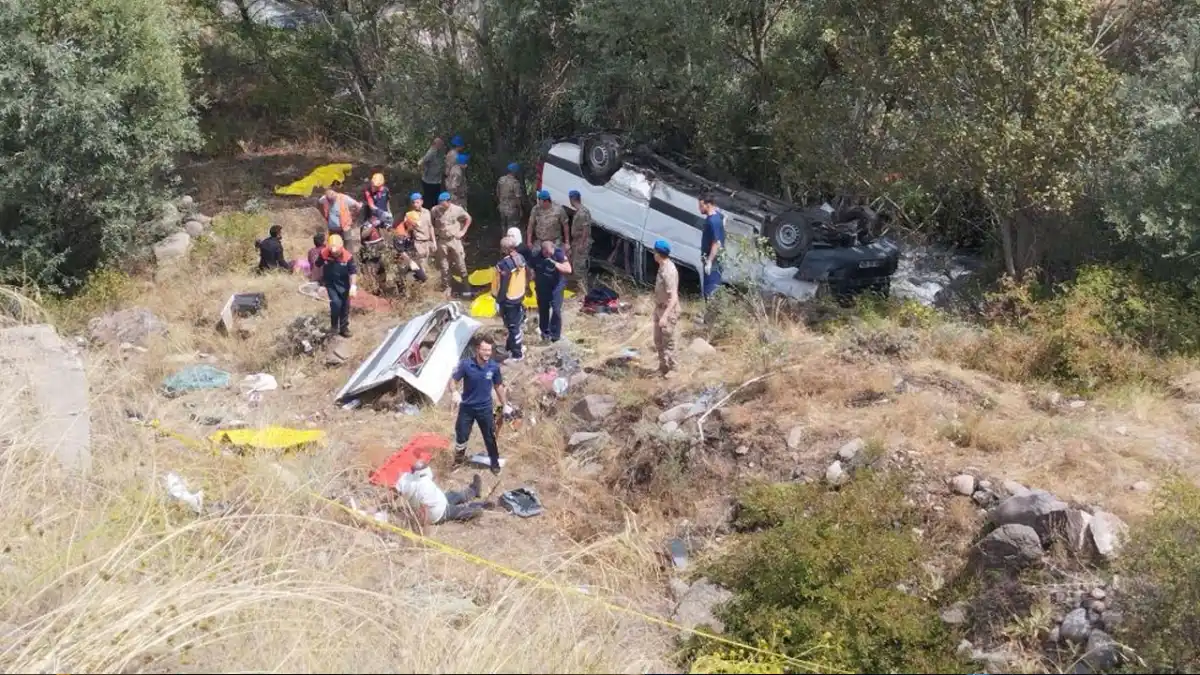Sivas'ta katliam gibi kaza: 4 ölü, 10 yaralı!