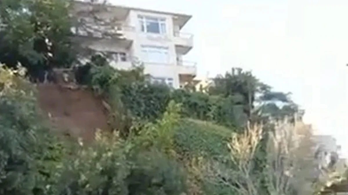 Büyükçekmece'de toprak kayması! Arama çalışması başlatıldı