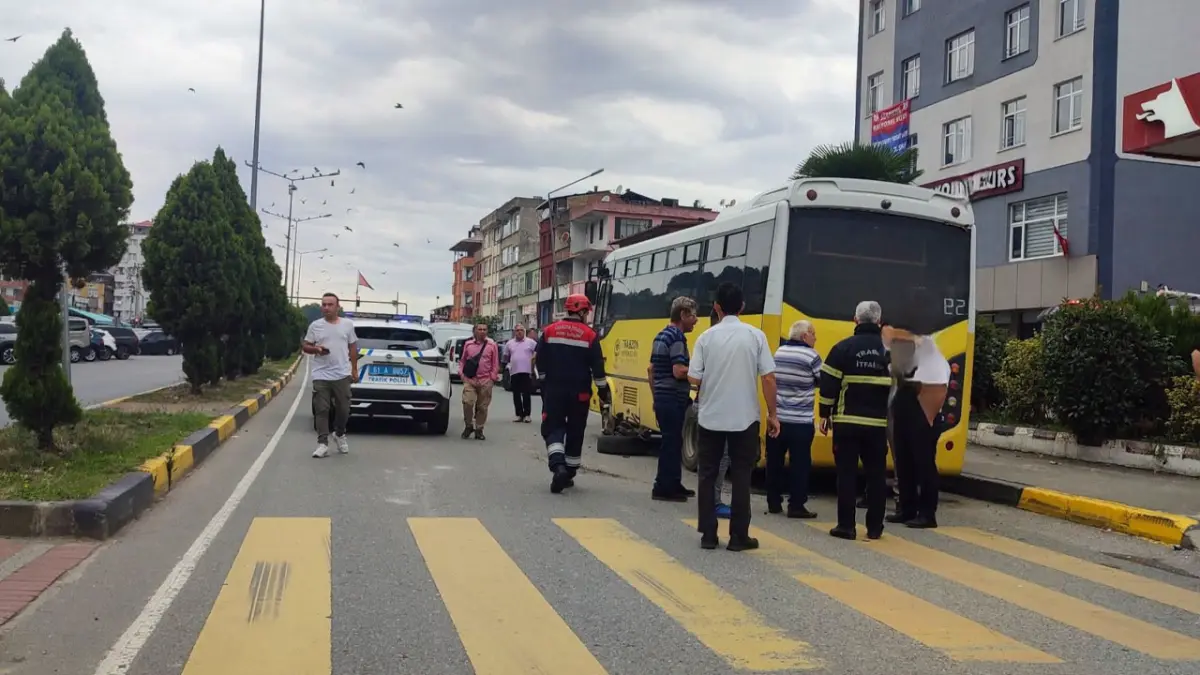 Sürmene’de otomobil park halindeki belediye otobüsüne çarptı