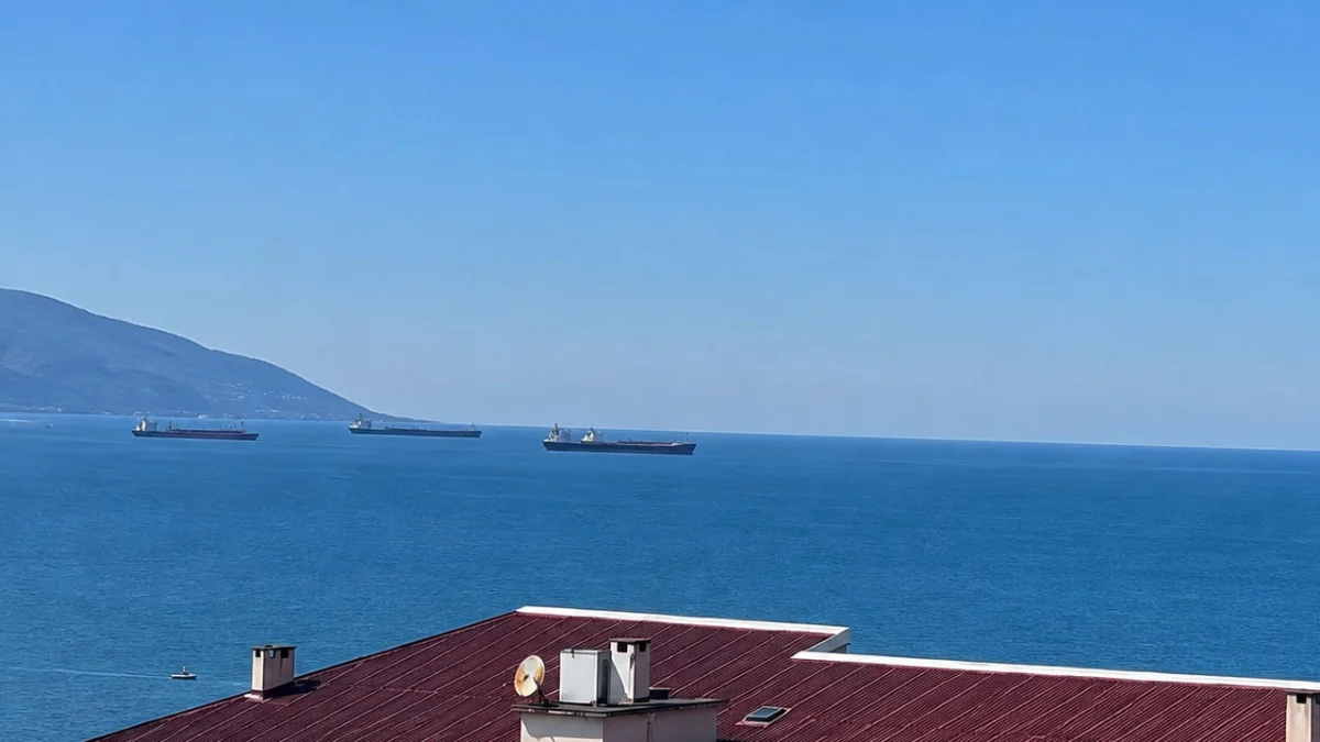 Trabzon açıklarında savaş tedirginliği: 5 gemi günlerdir bekliyor