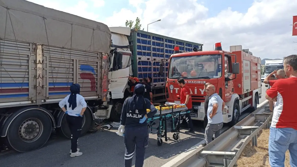 Trabzon plakalı kamyona tır çarptı! Samsun’da 2 kişi yaralandı