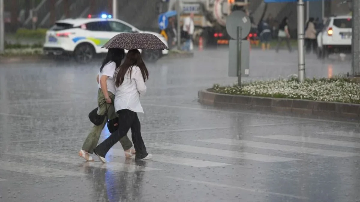 Trabzon'a kuvvetli sağanak uyarısı! Meteoroloji saat vererek açıkladı