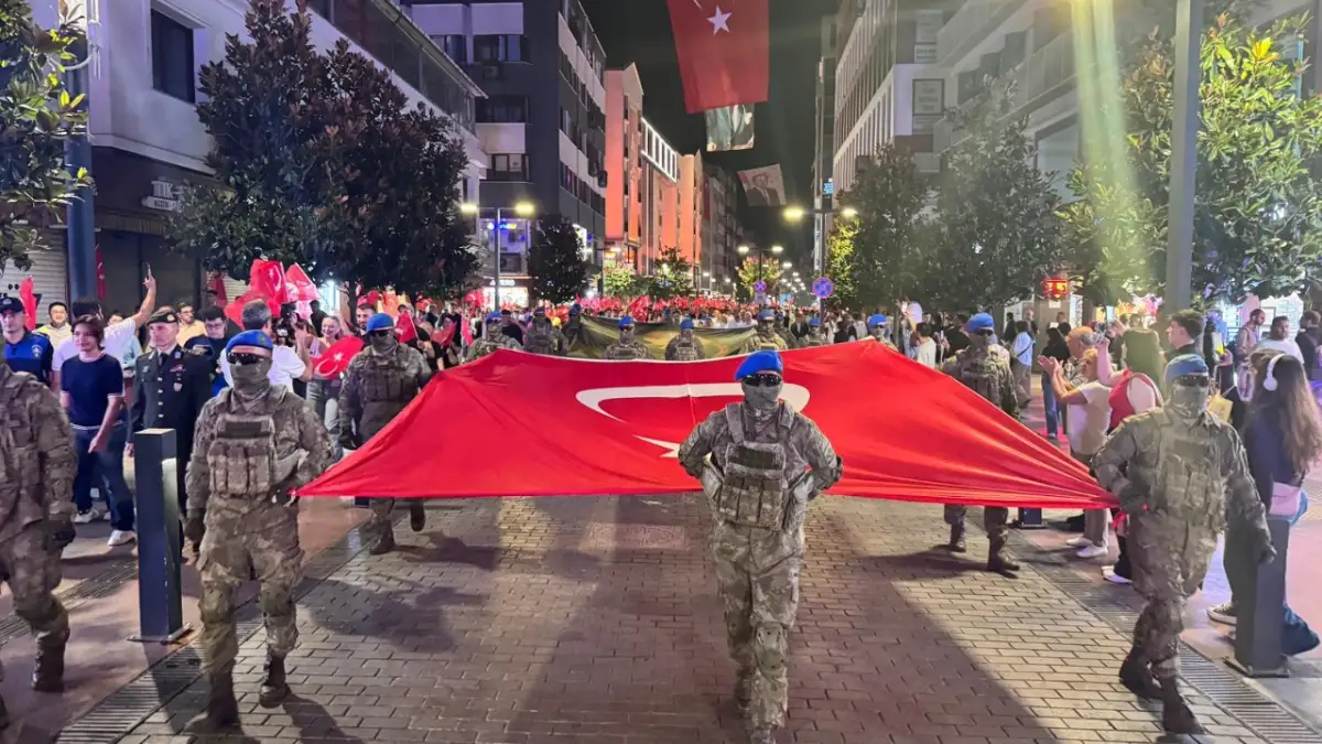 Trabzon'da 30 Ağustos coşkusu: Binlerce vatandaş fener alayında buluştu