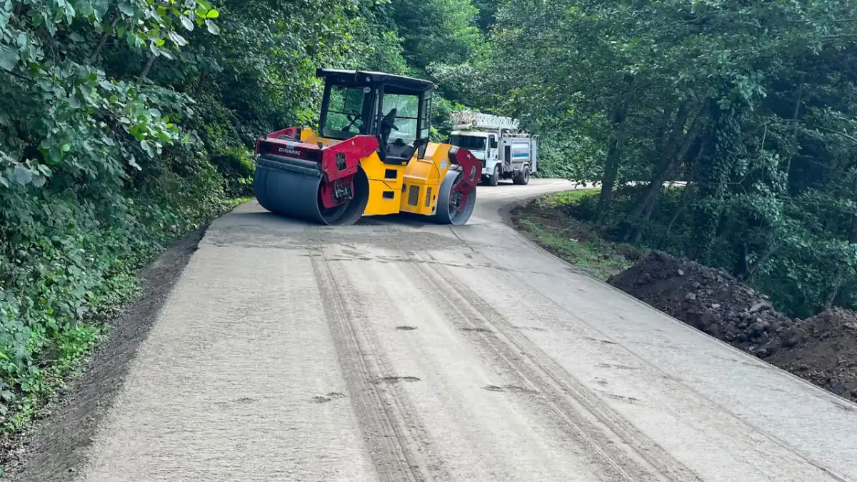 Trabzon’da 4 ilçede yollar yenileniyor: 13 kilometrelik güzergâh kuru betonla kaplandı